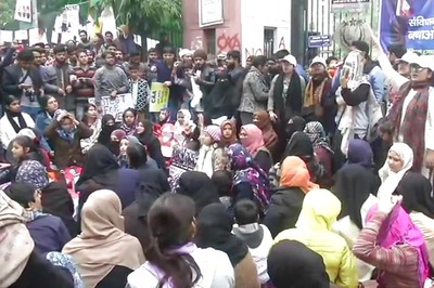 Jamia Women Students Lead Protests Outside Varsity, Citizens' Support Pours in