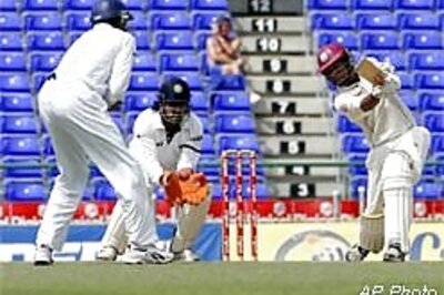 Sarwan beat Munaf in his own game