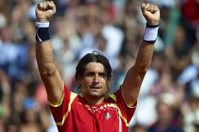 Ferrer holds off Isner to put Spain in final