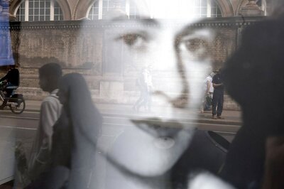 With Queen Laid to Rest, Goodbye for Monarchy Too? Charles Faces Challenge of 'Not My King' Stirrings