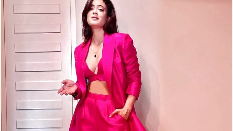 Shweta Tiwari Looks Sizzling Hot in Monochrome Pink Pant Suit, See Pics