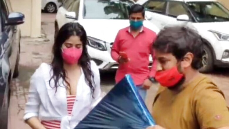 Janhvi Kapoor Meets Fan Who Came All The Way From Rajasthan, Watch Video