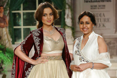 India Couture Week 2018: Kangana Ranaut Sashays Down the Runway in a Victorian Era-Inpired Anju Modi Ensemble; See Pics