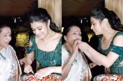 Watch: Asha Bhosle Celebrates Granddaughter Zanai Bhosle's Birthday With Shutterbugs