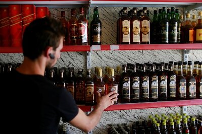 Commerce Ministry Recommends Restriction of Duty-free Alcohol Purchase to One Bottle