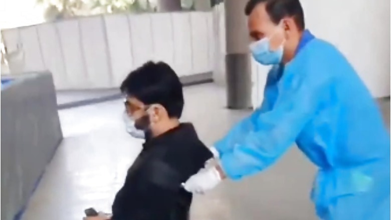 Wheelchair Bound Kapil Sharma Turns Abusive as He Gets Surrounded by Photographers, Watch Video