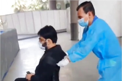Wheelchair Bound Kapil Sharma Turns Abusive as He Gets Surrounded by Photographers, Watch Video