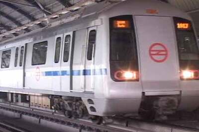  Delhi Metro delayed , thousands stranded