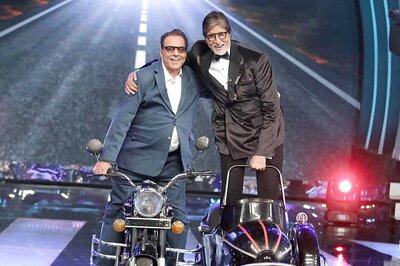 Photo of the Day: Amitabh Bachchan and Dharmendra recreate the iconic 'Jai-Veeru' scene from 'Sholay'