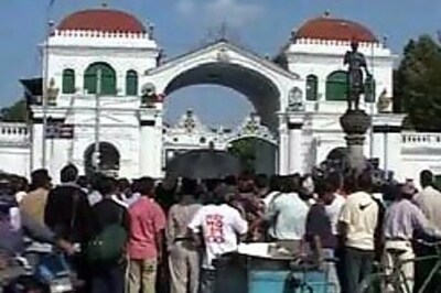 Nepal Maoists extend ceasefire