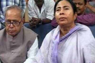 Left looking up to Congress, alleges Mamata