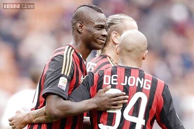Mario Balotelli leads AC Milan to 5th straight win in Serie A