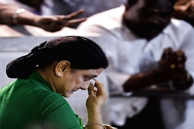 Sasikala Visits Husband Natarajan at Hospital