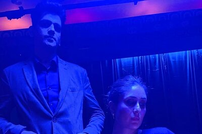 DSX: Kareena Kapoor Jokes Co-star Vijay Varma Is Reading Her Texts in This BTS Pic; Ajun Kapoor in Splits