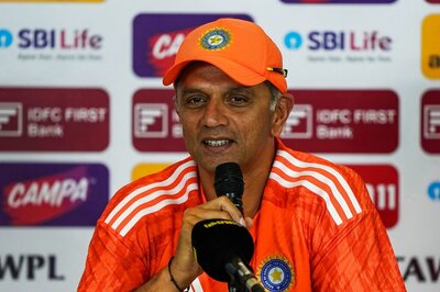 Rahul Dravid Following USA vs Pakistan T20 WC Scorecard in NYC Subway; Check Out Viral Picture