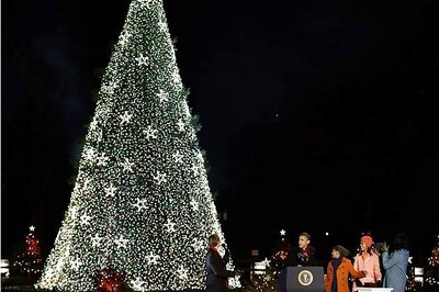 US: Barack Obama lights national Christmas tree