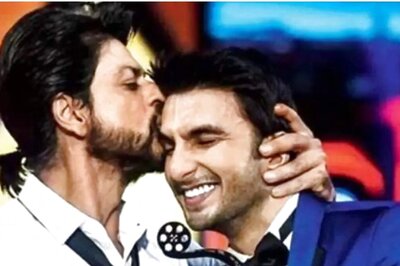 When SRK Consoled An Overwhelmed Ranveer Singh On Stage: ‘Tu Kyun Ro Raha Hai. Gale Lag, Thora Pyaar De’