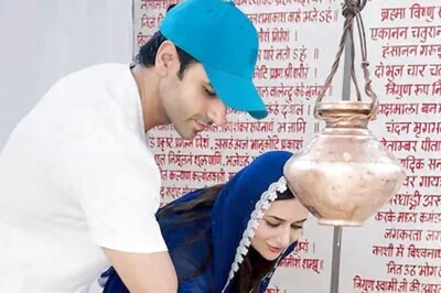 Divyanka Tripathi Visits Temple With Husband Vivek Dahiya Post Recovery From Her Accident