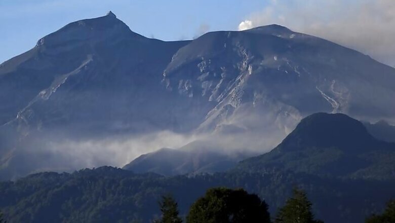 Thousands evacuated as Chile volcano roars back to life