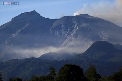 Thousands evacuated as Chile volcano roars back to life