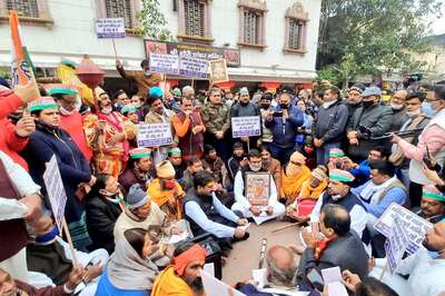 Delhi Congress Workers Chant 'Hanuman Chalisa', Stage Protest Over Demolition of Temple in Chandni Chowk