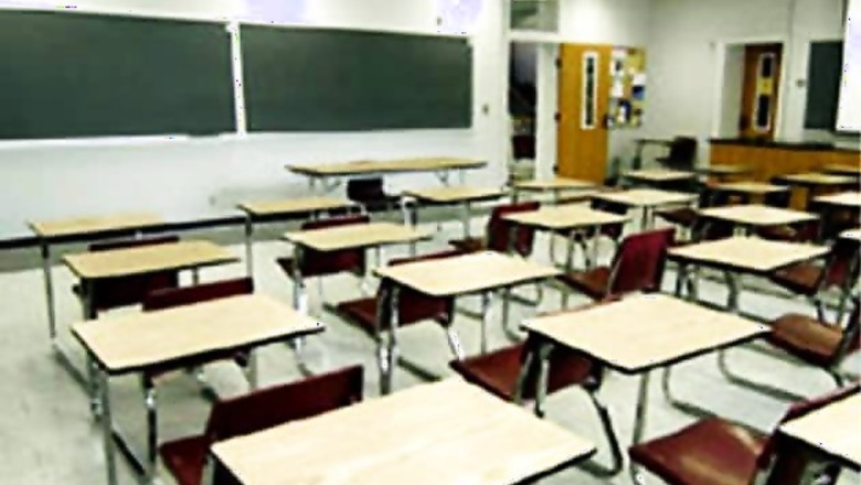 Chinese teacher punishes pupil by 50 students' slaps