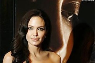 Angelina's breast-feeding pic to inspire women: Writer