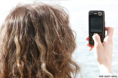 Women more likely to use emoticons in text messages