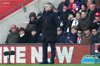 Jose Mourinho fumes at referee after he denies clear penalty to Chelsea