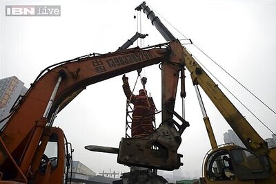 Pollution hides Beijing skyline; statues get masks