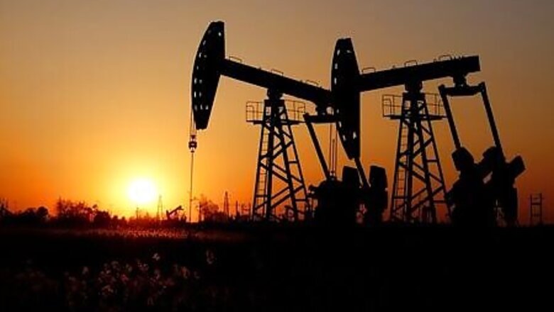 Oil Drifts Down As U.S. Producers, Refiners Avoid Worst Of Storm