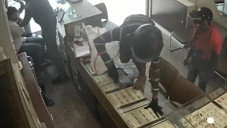 Masked Men Loot Hyderabad Jewellery Shop at Knifepoint | Watch Dramatic CCTV Clip