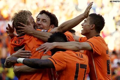 Netherlands beat Denmark 2-0