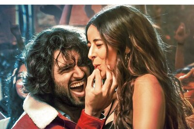 Liger: Vijay Deverakonda Helps Ananya Panday Whistle in 'Mast' Poster of 1st Song Akdi Pakdi