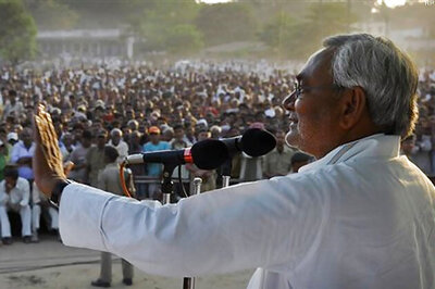 Nitish Kumar greets people at 'Ravana Vadh' function in Gandhi Maidan