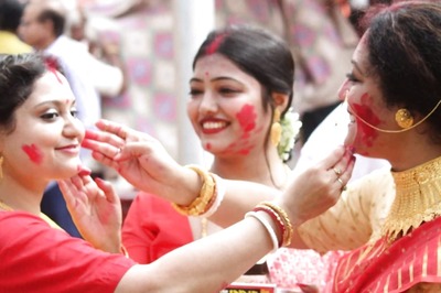 Bengal Bids Adieu to Goddess Durga with Sindoor Khela, Bagbazar Back in form after 2 Years