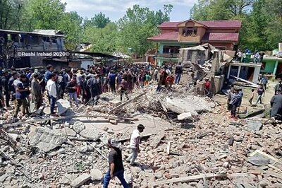 In a First Since Article 370 Move, Kashmir Woman Shot as Police Battle Mob Seeking to Snatch Top Militant's Body