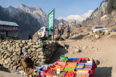 PhD Scholar Sells Spices, Dry Fruits on Cart in Kashmir Valley, Shares His Plight