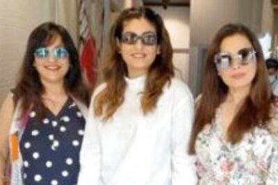 Raveena Tandon Recreates 90s Blockbuster Song Meri Pant Bhi Sexy, Watch ROFL Video