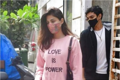 Rhea Chakraborty Gets Snapped as She Steps Out with Showik, Tells Photographers 'Don't Follow Us'