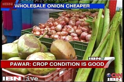 Wholesale onion prices down by Rs 5/kg; retail rates still high