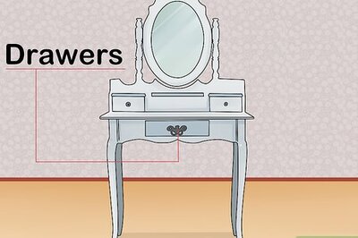 How to Decorate a Dressing Table