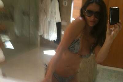 Demi Moore posts bikini pictures on Twitter