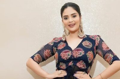 Sreemukhi’s Yellow-blue Kalkamkari Dress Steals Our Attention