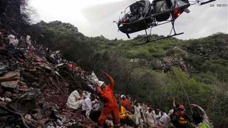 Rain slows hunt for bodies in Pakistan air crash