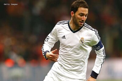 New Napoli striker Gonzalo Higuain injures face