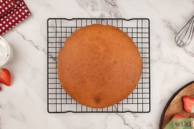 How to Decorate a Cake with Strawberries