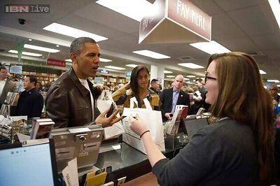 Snapshot: Barack Obama seen shopping for Jhumpa Lahiri's book 'The Lowland'