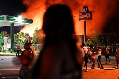 US Anti-racism Protesters Burn Down Wendy's Restaurant Where Police Shot Black Man Dead