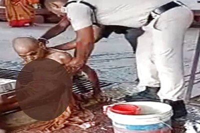 Video: RPF Jawan Seen Helping Elderly Man Take Bath, Wear Clothes in Bihar